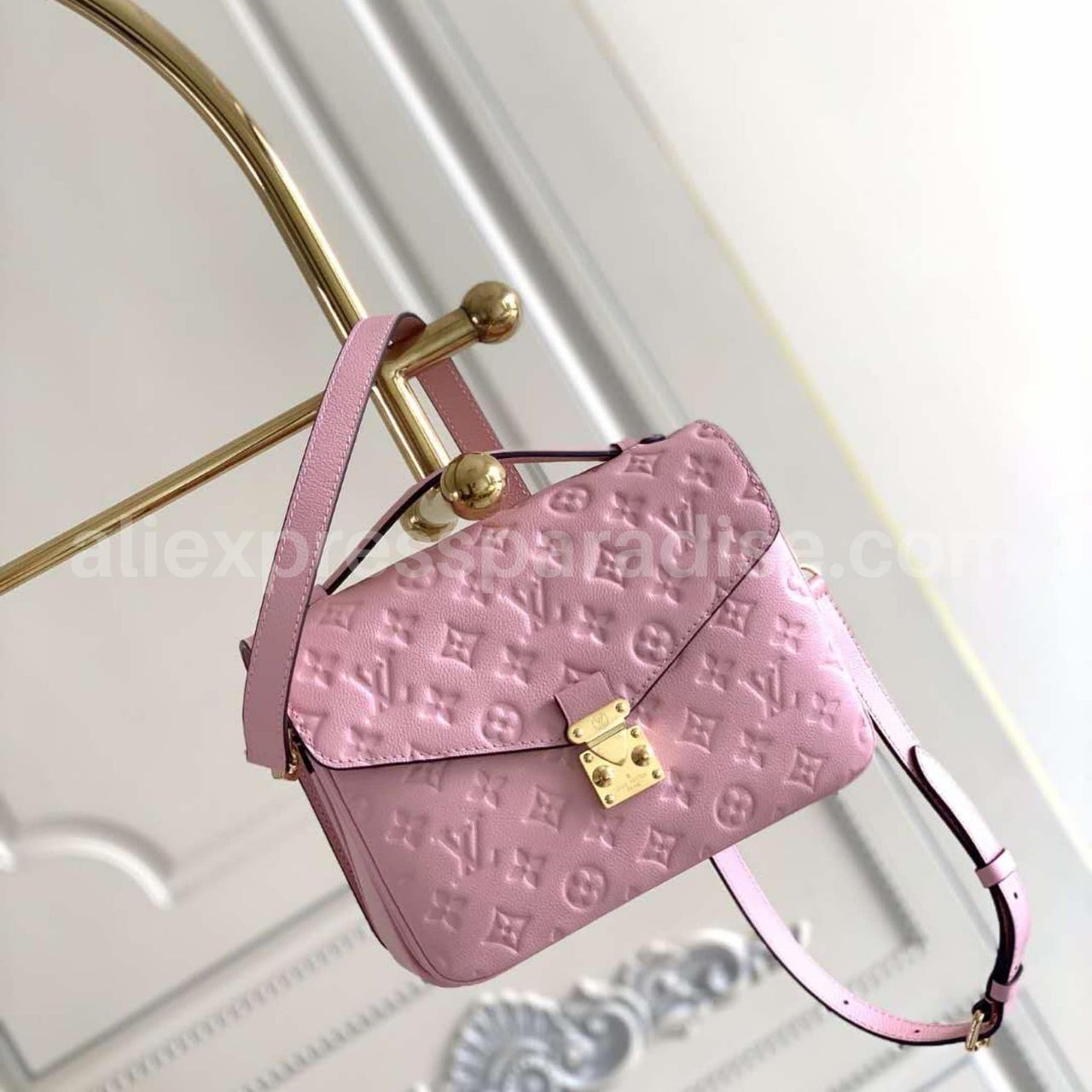 Louis Vuitton Pochette Metis in Pink